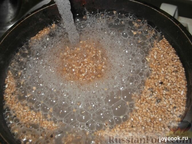 Крупы заливают водой. Подгорела пшеничная каша. Пшеничная крупа вареная. Пшеничная каша в кипятке. Каша залить кипятком.