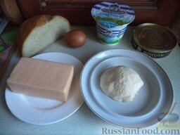 Горячие бутерброды со шпротами и сыром: Ингредиенты для бутербродов с сыром и шпротами перед вами.
