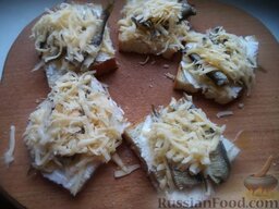 Горячие бутерброды со шпротами или сардинами и сыром: Бутерброды посыпать толстым слоем тертого сыра.