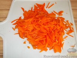 Кальмары, фаршированные морковью и яблоками, в сметанном соусе: Как приготовить кальмаров фаршированных в сметанном соусе:     Очистить и вымыть морковь, мелко нарезать ее.