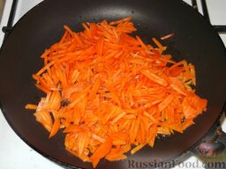 Кальмары, фаршированные морковью и яблоками, в сметанном соусе: На сковороде разогреть растительное масло. Выложить морковь и, помешивая, слегка обжарить ее на среднем огне (5 минут).