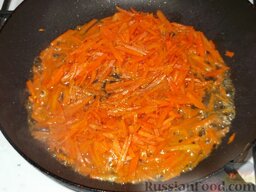 Кальмары, фаршированные морковью и яблоками, в сметанном соусе: Добавить немного воды (2-3 ст. ложки) и тушить до готовности (5 минут).