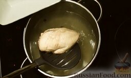 Салат из курицы с ананасом: Вскипятить воду, немного посолить. Опустить куриное филе в кипящую воду и варить на малом огне до готовности, примерно 20-25 минут.