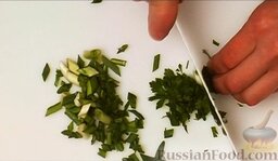 Салат из курицы с ананасом: Нарезать зеленый лук и петрушку.