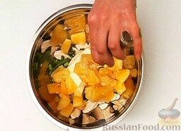 Салат из курицы с ананасом: Если консервированные ананасы в виде колец, нарезать их небольшими кусочками. Добавить кусочки ананасов к остальным продуктам.  Поперчить салат по вкусу и хорошо перемешать.