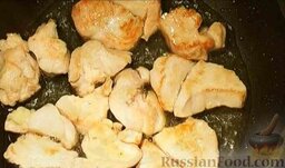 Салат из курицы с ананасом и грибами: Перевернуть кусочки курицы и обжаривать еще примерно 5 минут. (Можно накрыть крышкой.) Готовое филе переложить в миску.