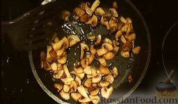 Салат из курицы с ананасом и грибами: В ту же сковороду, в которой готовилась курица, выложить грибы, обжаривать минут 5 на среднем огне. Перемешать, жарить еще минут 5.