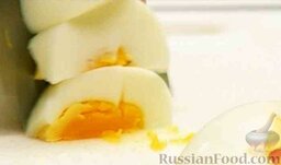 Салат из курицы с ананасом и грибами: Яйца очистить и мелко нарезать.