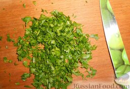 Салат из редьки: Зелень петрушки промыть холодной водой и мелко нарезать.