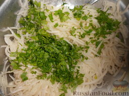 Салат из редьки: Добавить 1-2 ст. ложки измельченной зелени в салат.