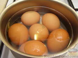 Салат "Нежный с кальмарами": Яйца отварить вкрутую (7-10 минут после закипания). Чтобы с вареных яиц легче было снять скорлупу, после варки нужно залить яйца холодной водой.