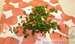 Салат "Нежный с кальмарами": Зеленый лук промыть и мелко нарезать.