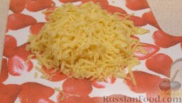 Салат "Нежный с кальмарами": Сыр натереть на крупной терке.