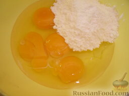 Американский чизкейк (творожный пирог): Смешать яйца и сахарную пудру.