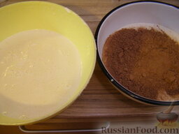 Американский чизкейк (творожный пирог): Смесь разделить на 2 части, в одну половину добавить какао, перемешать до однородности.