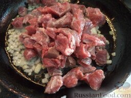Солянка по-грузински: Разогреть сковороду. Налить растительное масло (или жир). Выложить лук и мясо в горячее масло.