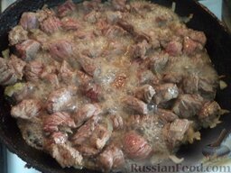 Солянка по-грузински: Мясо посолить, поперчить и обжаривать вместе с нашинкованным луком в разогретом жире примерно 10 минут на среднем огне, помешивая периодически.
