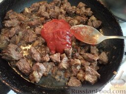 Солянка по-грузински: Добавить томат-пюре, перемешать.
