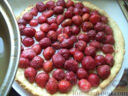 Пирог со свежей клубникой: Охлажденным желе залить ягоды. Пирог с клубникой и желе поставить в холодильник на 60-90 минут.