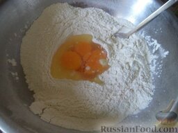Пирог со свежей клубникой: Муку просеять, перемешать с содой, насыпать горкой, сделать в центре углубление, вбить куриные яйца.