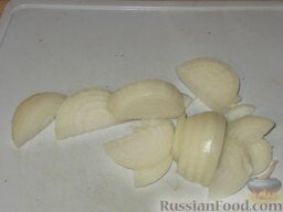 Огурцы консервированные в горчице: Очистить и нарезать лук.