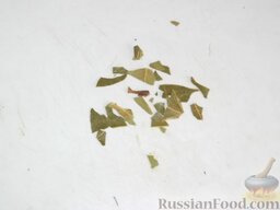 Огурцы консервированные в горчице: Лавровый лист растереть.