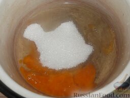 Сливочный крем: Яйца взбить с сахарным песком.