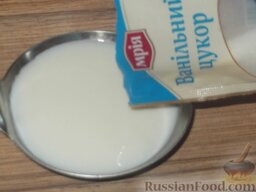Сливочный крем: Молоко нагреть, всыпать в него ванильный сахар.