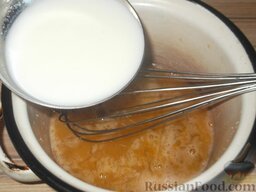 Сливочный крем: В полученную смесь медленно влить, постоянно помешивая, горячее молоко с разведенным в нем ванильным сахаром.