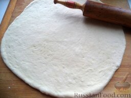 Мягкое пористое тесто для пиццы: Мягкое пористое тесто для пиццы готово. Сформировать основу для пиццы.