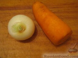 Заливное из рыбы: Очистить и помыть морковь, сельдерей (по желанию) и лук.