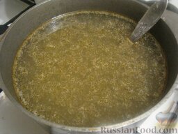Заливное из рыбы: В процеженный бульон добавить замоченный в теплой воде, набухший желатин, довести до кипения, но не кипятить (нагреть, чтобы желатин растворился).