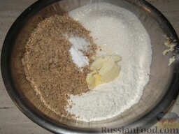 Рогалики песочные с орехами: Перемолоть орехи.  В муку влить взбитое яйцо, положить размятое сливочное масло, сахар, соль, молотые орехи, соду, ванилин.