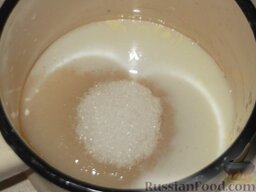 Рогалики песочные с орехами: Приготовление помадки. Сахар смешать с молоком.