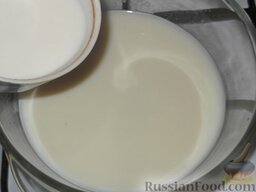 Круасаны с кремом: Продолжая нагревать, влейте в горячее молоко крахмал, растворенный в холодном молоке.