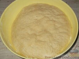 Круасаны с кремом: Поставьте тесто в теплое место, чтобы оно поднялось и его объем увеличился в два раза (на 1-1,5 часа). Снова перемешайте.