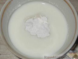 Круасаны с кремом: Начинка: приготовьте бланманже, используя оставшееся молоко. Для этого отделите 100 мл молока, растворите в нем крахмал.
