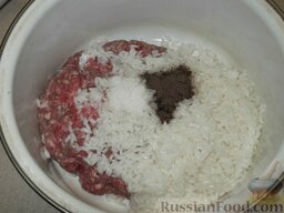 "Ежики": Подготовленный рис соединить с говяжьим фаршем, добавить соль, перец и, по желанию, сухие специи.
