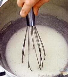 Шоколадные кексы с кремом-меренгой: Приготовление масляного крема-меренги.    Поставьте кастрюлю с водой (около 5 см) на малый огонь. Смешайте сахар, белок и соль в теплостойкой емкости для миксера. Перемешивайте над кипящей водой (не опускайте в воду) в течение 2-3 минут, чтобы сахар растворился (проверьте, растирая массу пальцами) и белок стал теплым (нагревание яиц высвобождает протеин, и яйца взбиваются быстрее и эффективнее).
