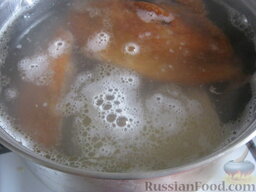 Солянка по-домашнему: Как приготовить солянку с сосисками и копчеными ребрами:    Сначала я кипячу 2 л воды. Затем добавляю и варю свиные или копченые ребрышки примерно 1-1,5 часа на среднем огне под крышкой.