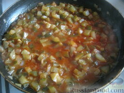 Солянка по-домашнему: Затем добавляю томатную пасту (если пасты нет можно добавить томатный кетчуп). Все это жарится около 5 минут.