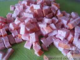 Солянка по-домашнему: Нарежу вареную колбасу кубиками.