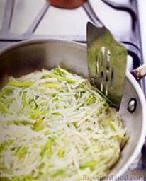 Картофельное «рёшти» с грибами: Так рёшти выглядит на сковороде в начале приготовления.