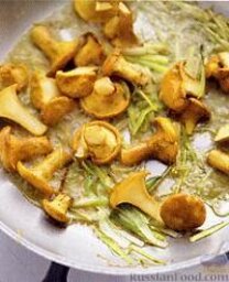 Картофельное «рёшти» с грибами: Грибочки готовятся с луком-пореем и бульоном.