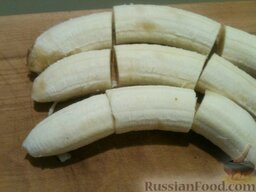 Пироги с банановой начинкой: Начинка: очистите бананы и разрежьте каждый на две или три части, в зависимости от длины.
