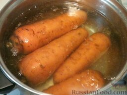 Морковная запеканка: Морковь хорошо промыть щеткой, положить целиком в кастрюлю, залить горячей водой, один раз вскипятить, откинуть на дуршлаг.