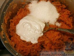 Морковная запеканка: Потом морковь мелко порубить (если она была нарезана кусочками), добавить яйца, остальное растопленное масло, сметану, соль и сахар по вкусу.