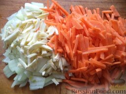 Суп картофельный с консервированной кукурузой: Очистить, вымыть лук, морковь и корень петрушки (или сельдерея). Нарезать соломкой.