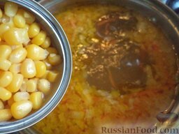 Суп картофельный с консервированной кукурузой: За 10-15 мин до готовности положить консервированную кукурузу в суп вместе с отваром, добавить соль, специи.
