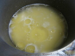 Пшенная каша на воде: Залить пшено в кастрюле кипящей водой (2-2,5 стакана), добавить масло, соль и сахар по вкусу, перемешать.